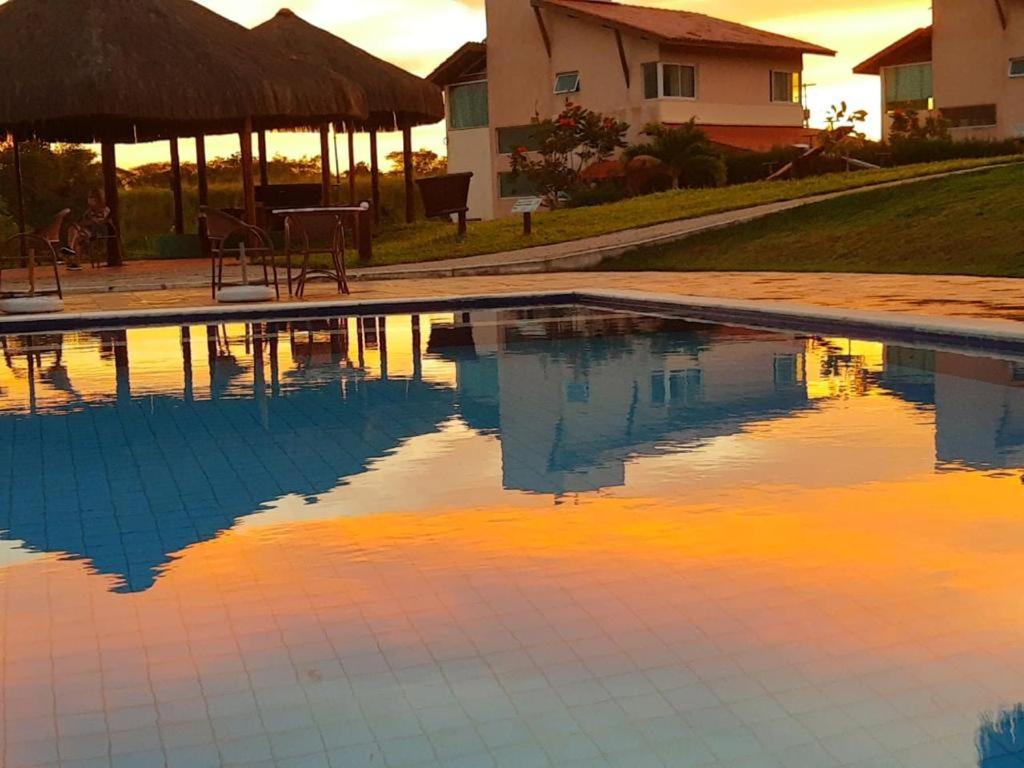 een zwembad voor een huis bij AMPLA E CONFORTAVEL CASA TOTALMENTE EQUIPADA em CONDOMINIO - CHÃ GRANDE-PE in Chã Grande