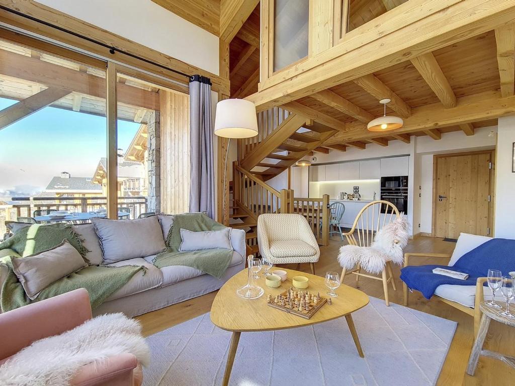 un salon avec un canapé et une table dans l'établissement Chalet Cachette · Accès direct aux pistes · Wifi gratuit · Parking couvert · Confort moderne - FR-1-344-727, à Saint-Martin-de-Belleville