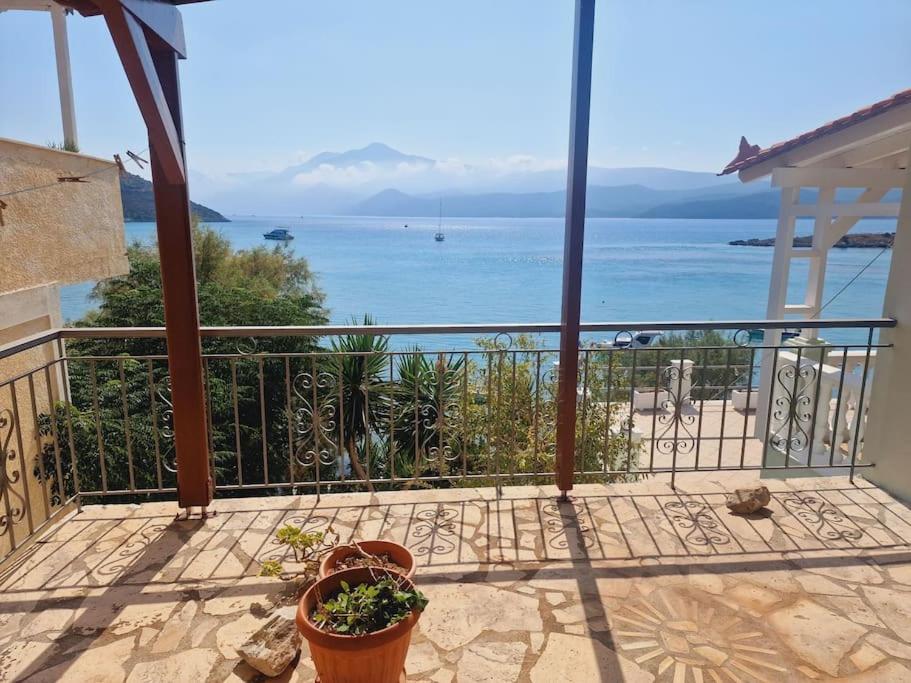 ein Balkon mit Blick auf das Meer in der Unterkunft Beach front apartment Psili Ammos in Psili Ammos