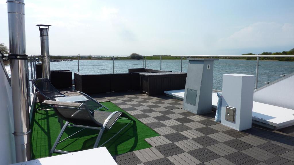 Balkón nebo terasa v ubytování Hausboot LAGOON