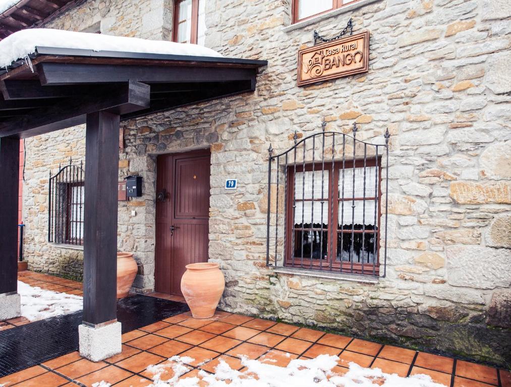 Caboalles de Abajo的住宿－卡薩農村邦戈旅館，石头建筑,有门和标志