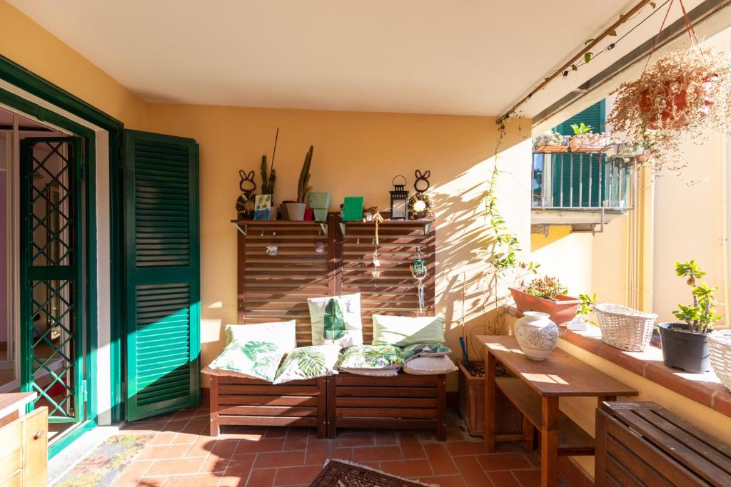 d'une terrasse avec un banc et une table. dans l'établissement COLORED HOUSE UNTIL 7 PEOPLE ABOVE SqPLEBISCITO, à Naples
