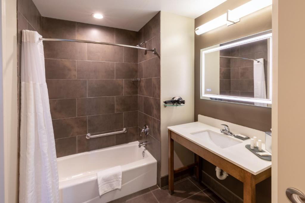 La Quinta Inn & Suites by Wyndham Tulsa Downtown - Route 66 photo