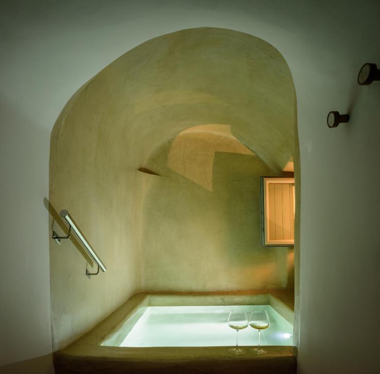 Oia Treasures Art Suites - 2