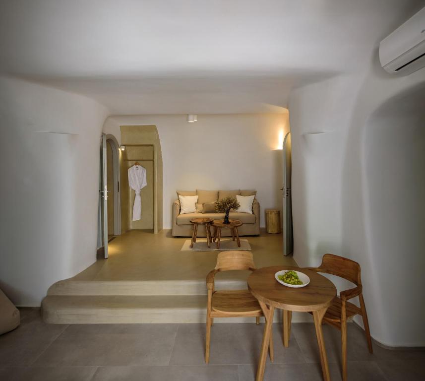 Oia Treasures Art Suites - 4