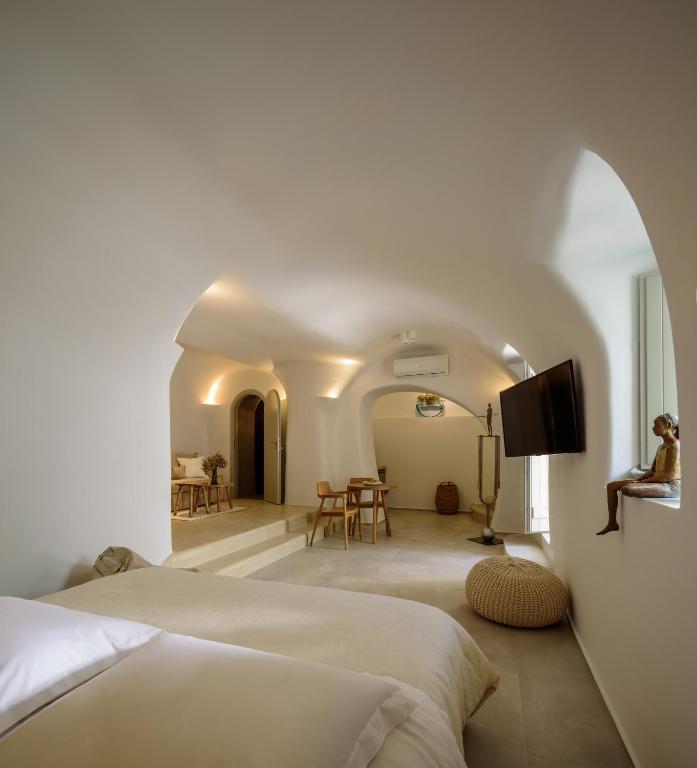 Oia Treasures Art Suites - 15