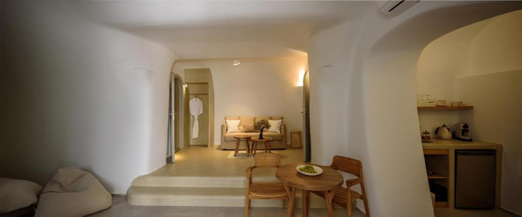 Oia Treasures Art Suites - 16