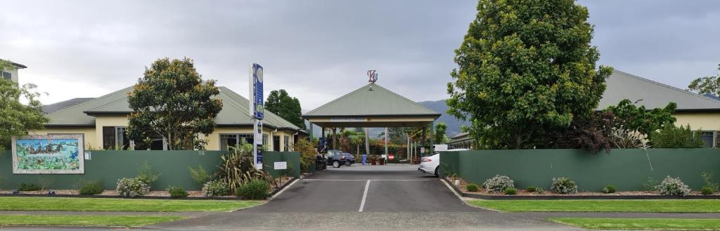 uma rua em frente a uma casa com uma cerca em ASURE Kaimai View Motel em Katikati