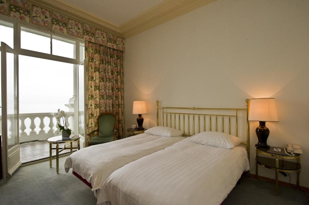 Postel nebo postele na pokoji v ubytování Hôtel du Grand Lac Excelsior