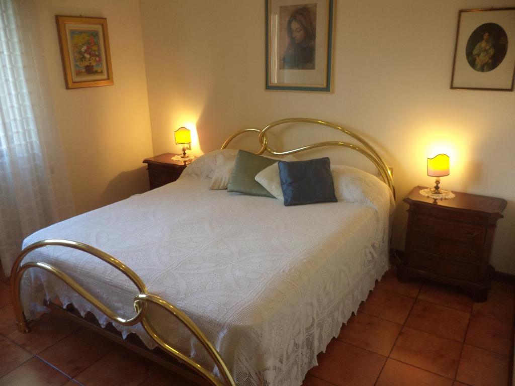 una camera con un letto con due comodini e due lampade di Apartment Montecatini-Terme near Firenze, Lucca, Pisa a Montecatini Terme