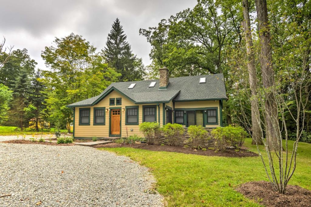 una casa amarilla con techo gris en Sugar Berry Craftsman Home in Laughlintown, en Laughlintown