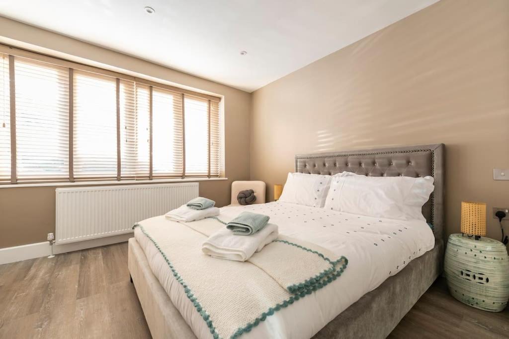Postel nebo postele na pokoji v ubytování Luxury London Garden Flat