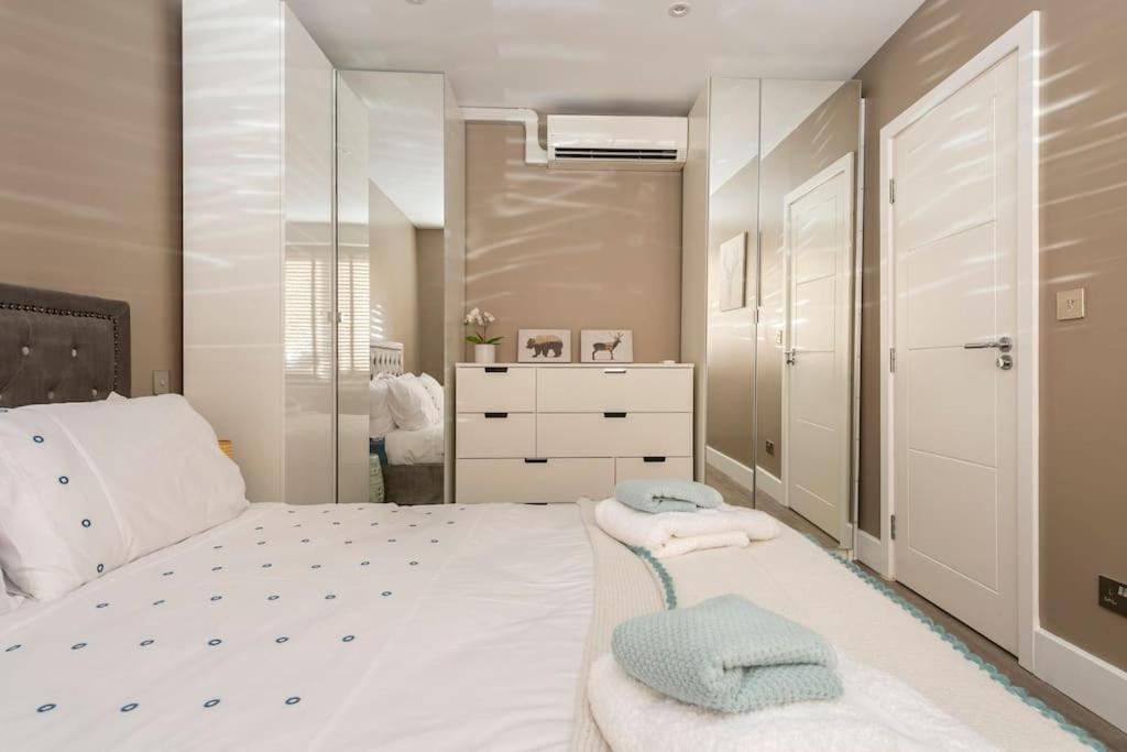 Postel nebo postele na pokoji v ubytování Luxury London Garden Flat