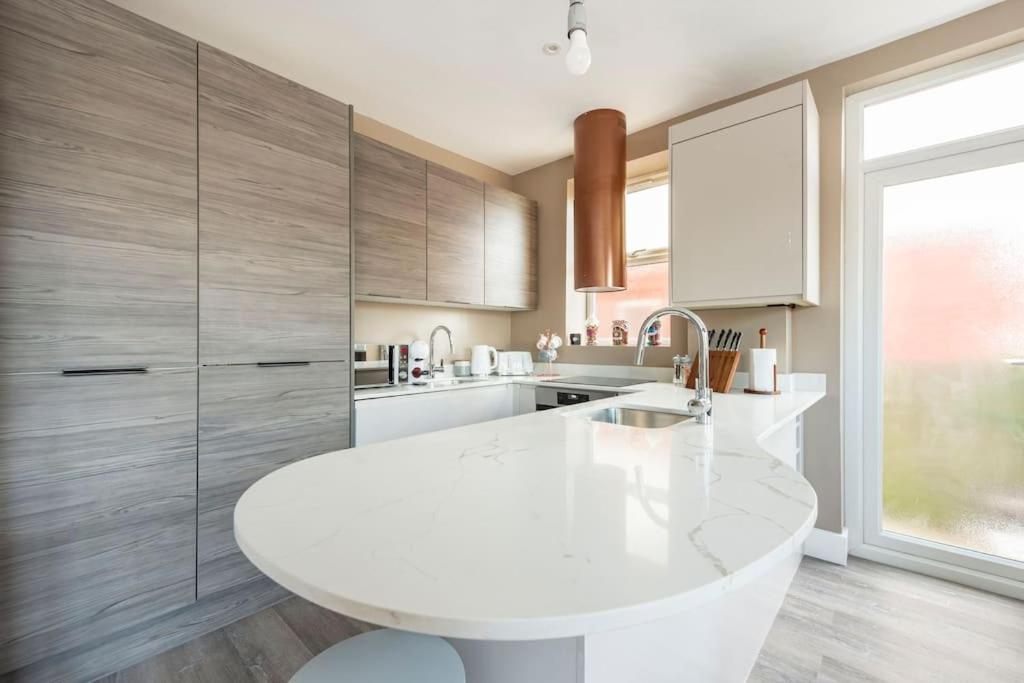 Kuchyň nebo kuchyňský kout v ubytování Luxury London Garden Flat