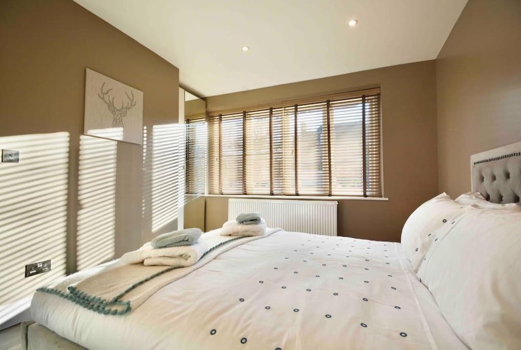Postel nebo postele na pokoji v ubytování Luxury London Garden Flat