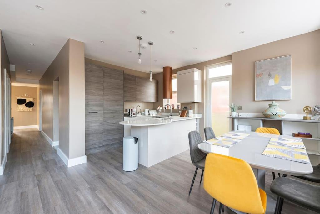 Kuchyň nebo kuchyňský kout v ubytování Luxury London Garden Flat