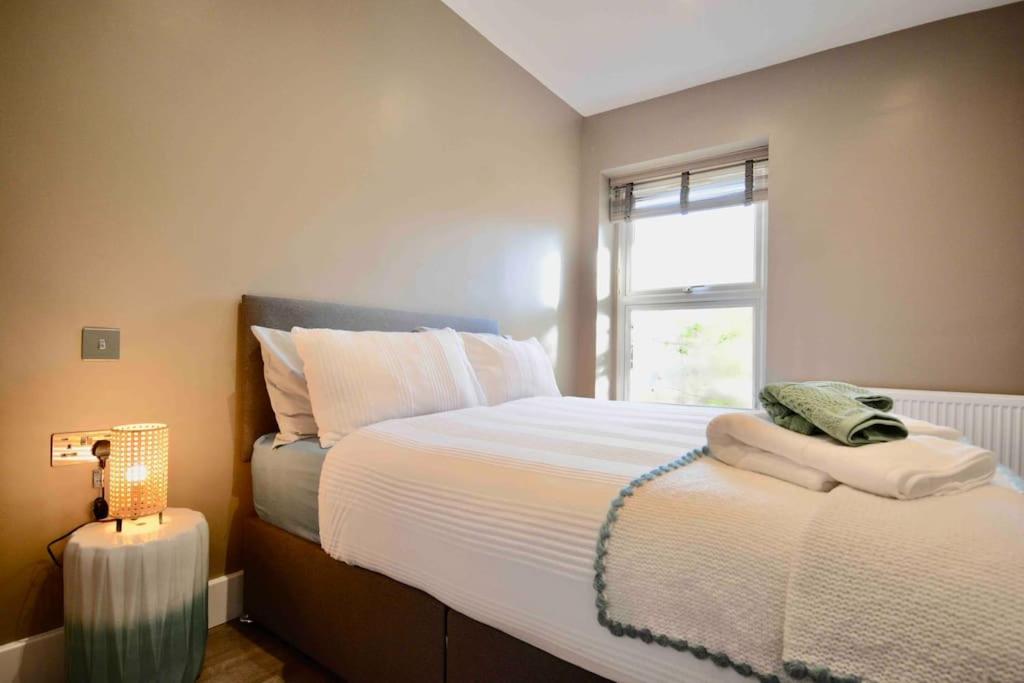 Postel nebo postele na pokoji v ubytování Luxury London Garden Flat