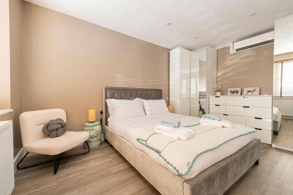 Postel nebo postele na pokoji v ubytování Luxury London Garden Flat