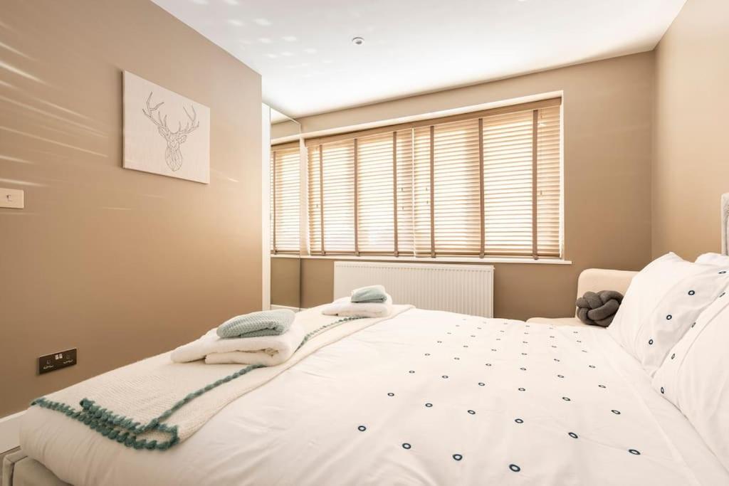 Postel nebo postele na pokoji v ubytování Luxury London Garden Flat