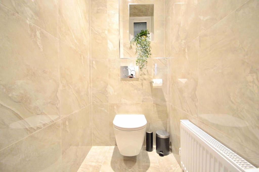Koupelna v ubytování Luxury London Garden Flat