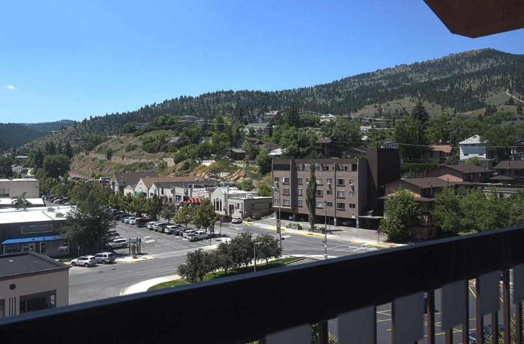 uma vista para a cidade a partir de uma varanda em Doubletree By Hilton Helena Downtown em Helena