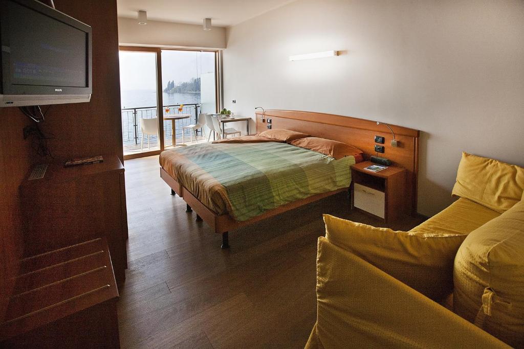 TV a/nebo společenská místnost v ubytování Ambienthotel Spiaggia