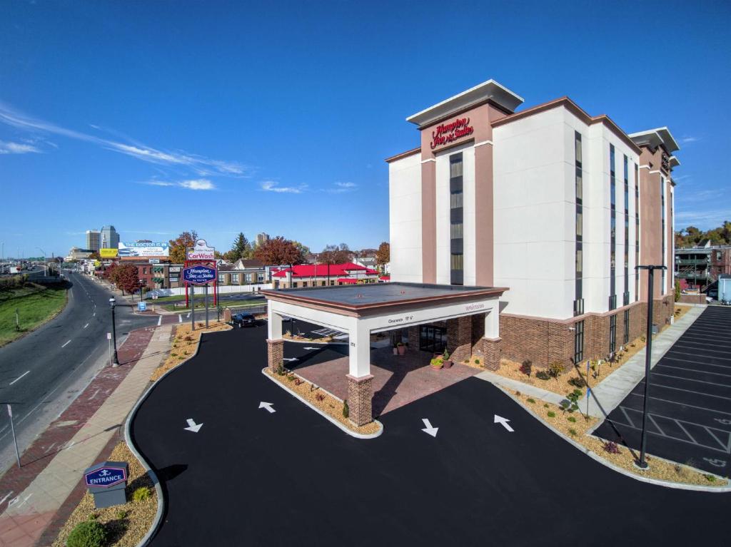 einen Parkplatz vor einem Hotel in der Unterkunft Hampton Inn & Suites Springfield Downtown in Springfield