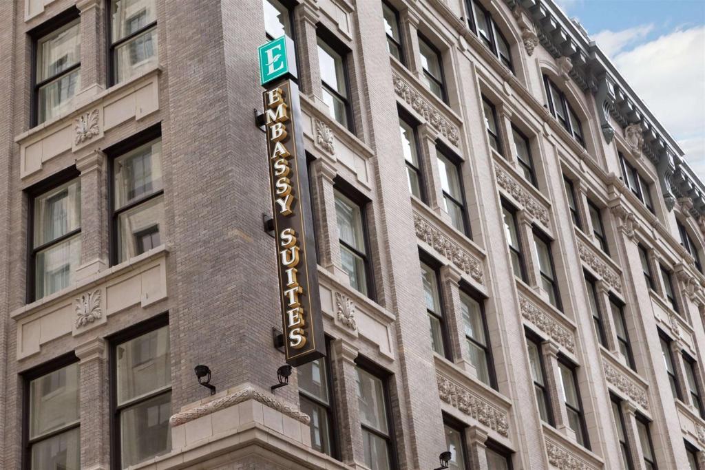 um sinal na lateral de um edifício em Embassy Suites Louisville Downtown em Louisville