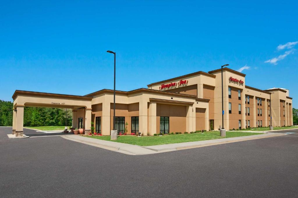 a rendering of a hotel building on a street at Hampton Inn Magnolia in Magnolia