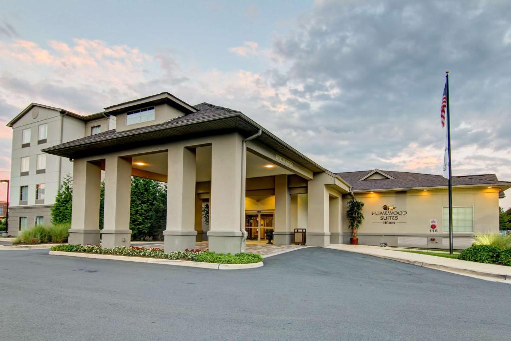 un edificio con una bandera americana delante de él en Homewood Suites by Hilton Leesburg, en Leesburg