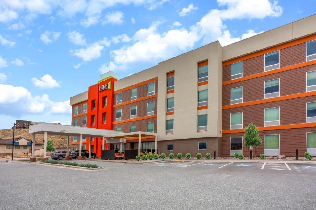 uma prestação de um hotel com estacionamento em Home2 Suites By Hilton Pocatello, Id em Pocatello