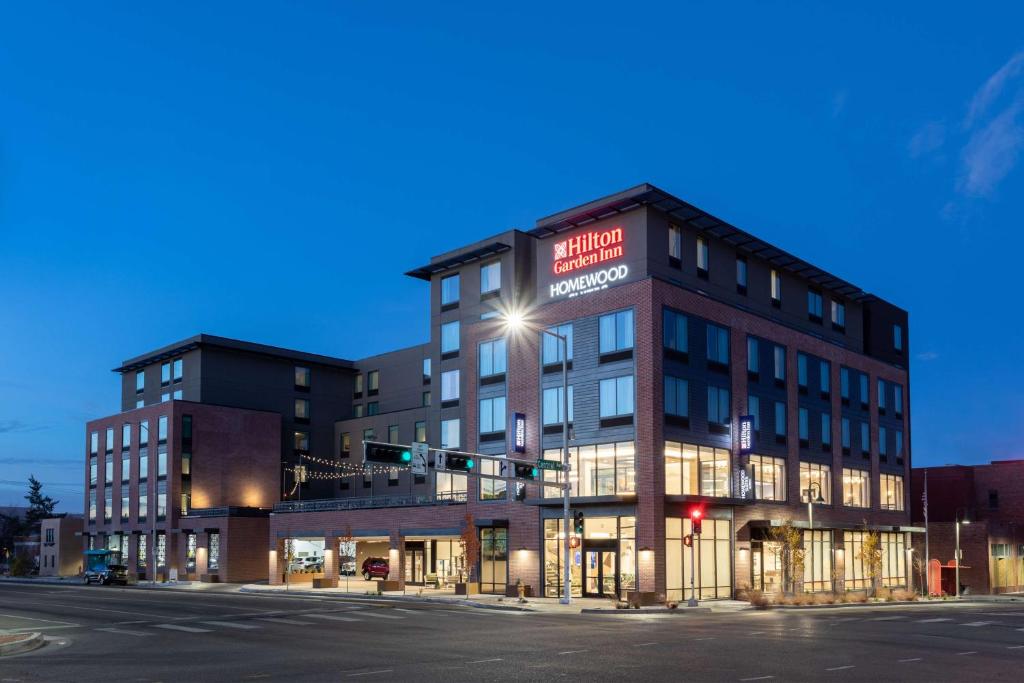 阿尔伯克基Homewood Suites By Hilton Albuquerque Downtown的街道拐角处有交通灯的建筑物