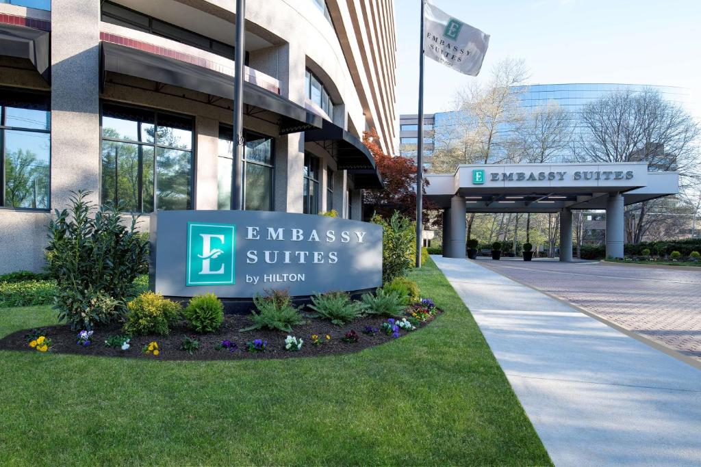 un panneau devant un bâtiment dans l'établissement Embassy Suites by Hilton Bethesda Washington DC, à Bethesda