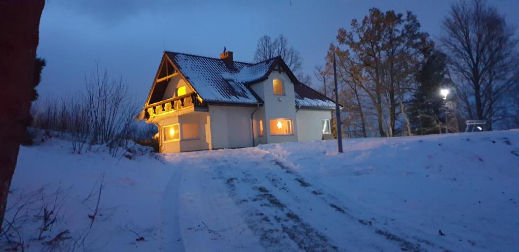 コバリにあるOasis in the Giant Mountains Kowary/Karpaczの夜雪明かりの家
