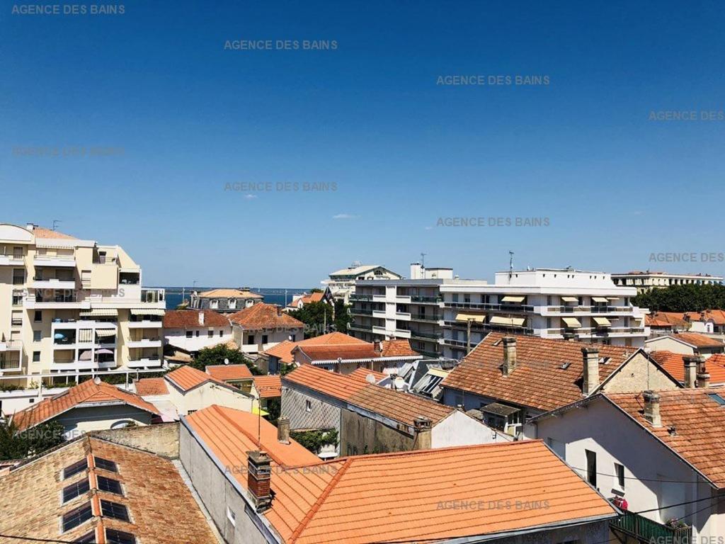 - une vue sur une ville avec des bâtiments et des toits dans l'établissement Studio Cabine Renové à 200m de la Plage - Parking Privé - FR-1-433-37, à Arcachon
