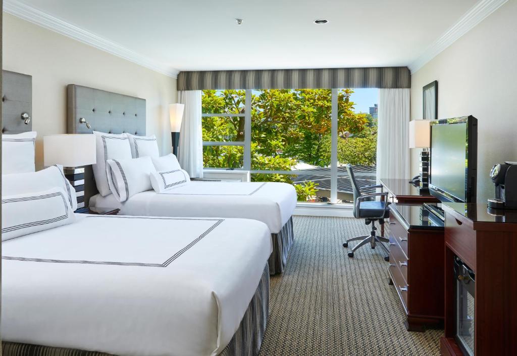 Habitación de hotel con 2 camas y ventana en Granville Island Hotel en Vancouver