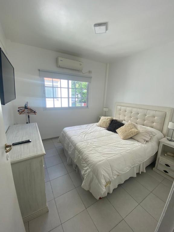 Un dormitorio blanco con una cama grande y una ventana en Thames 805 en Buenos Aires