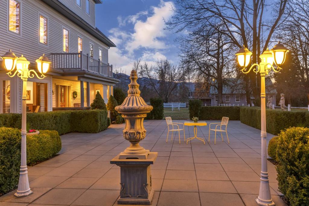 a courtyard with two lights and a table and chairs at Gardenview Estate Bed and Breakfast in Kettle Falls