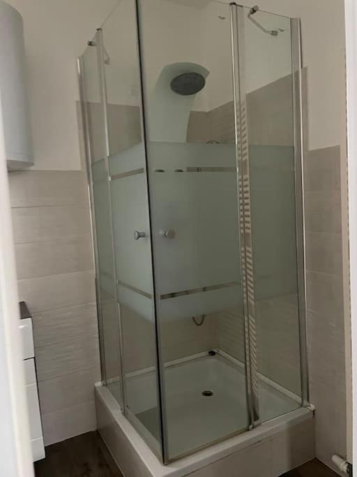 Koupelna v ubytování Cozy Apartment next Outlet Center & Airport with Pool & Garden
