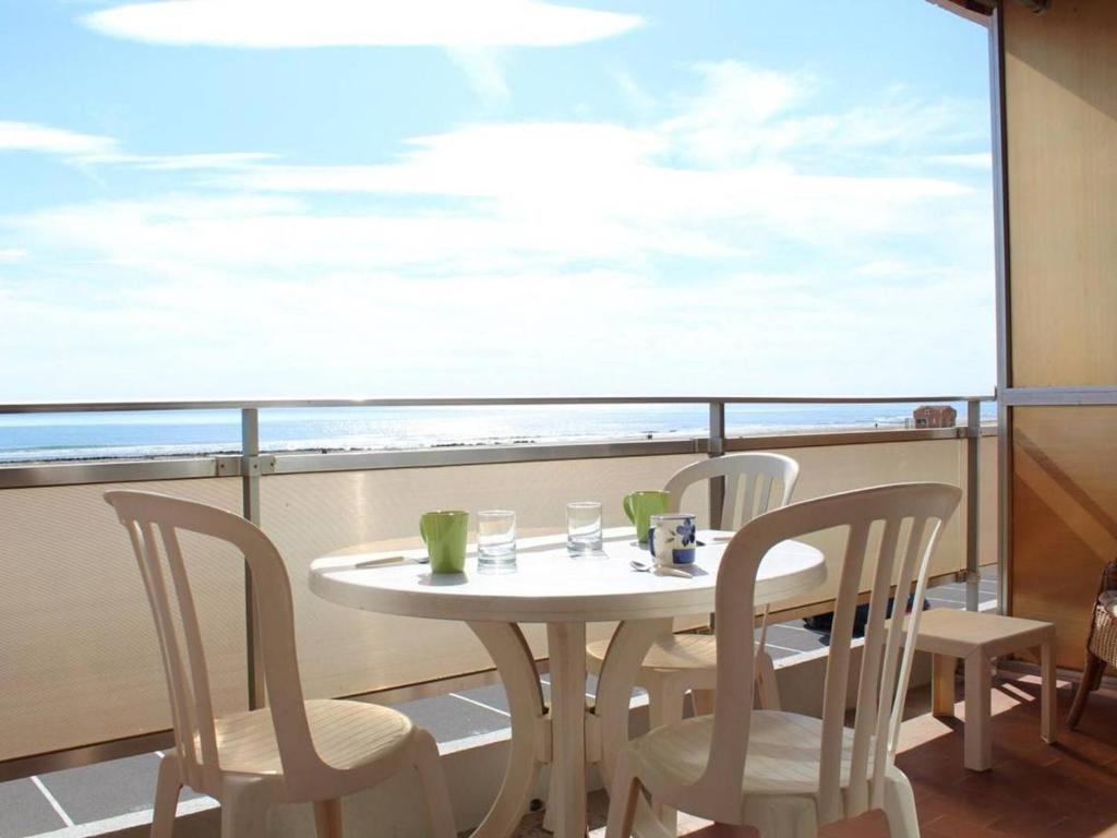 une table et des chaises sur un balcon avec vue sur l'océan dans l'établissement Appt 2 pièces à 10m plage avec parking - Port-la-Nouvelle - FR-1-229C-170, à Port-la-Nouvelle