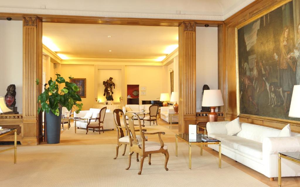 Posezení v ubytování Hôtel du Grand Lac Excelsior