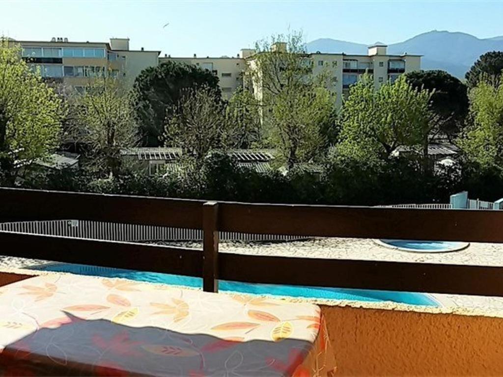 un matelas sur le rebord d'un balcon dans l'établissement Appartement T2 avec piscine, parking privé, proche plage - 4 couchages - Argelès-sur-Mer - FR-1-388-8, à Argelès-sur-Mer