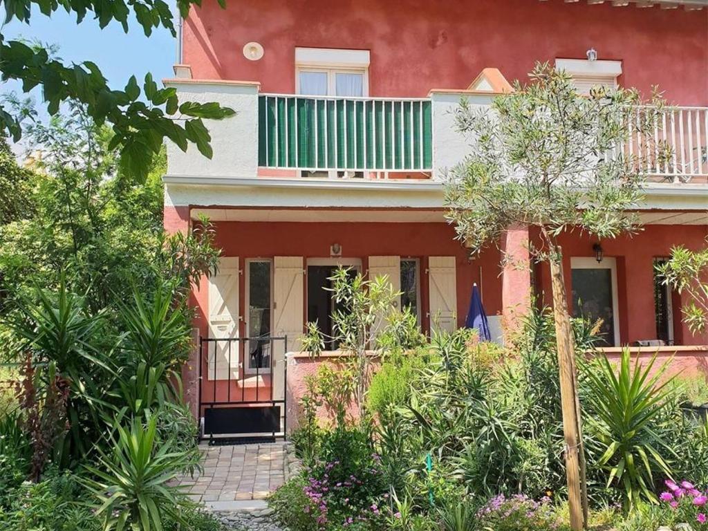 une maison avec un jardin devant dans l'établissement Appartement T2 à Argelès-sur-Mer, 3 couchages, à 150m de la mer, proche commerces, parking inclus - FR-1-388-78, à Argelès-sur-Mer