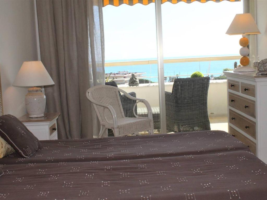 une chambre avec un lit et une vue sur l'océan dans l'établissement Moderne Appt 2P, Terrasse, Parking, Villeneuve-Loubet Plage - FR-1-252A-7, à Villeneuve-Loubet