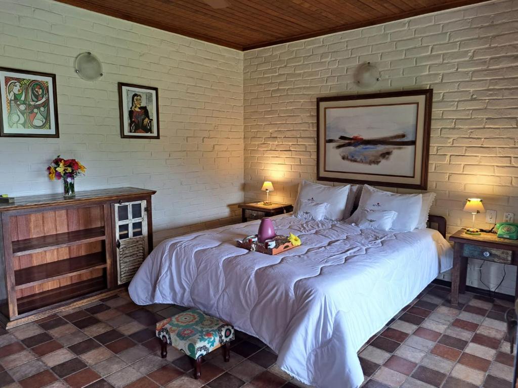 Cama ou camas em um quarto em Pousada Villa Lagoa das Cores