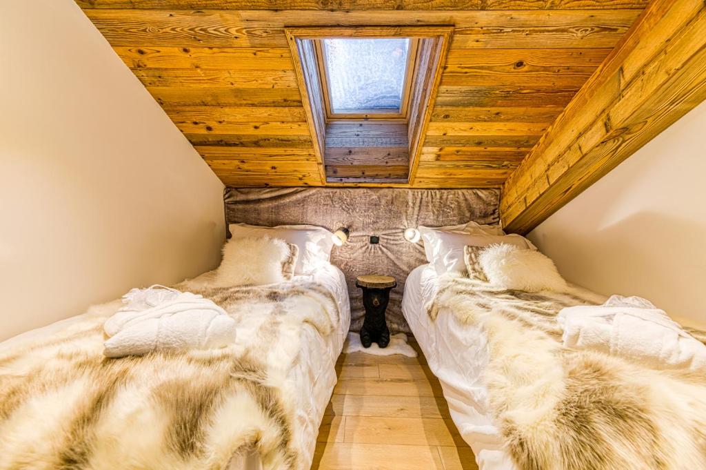 Łóżko lub łóżka w pokoju w obiekcie Appartement style chalet 5* vue Mont-Blanc - Arc 1950
