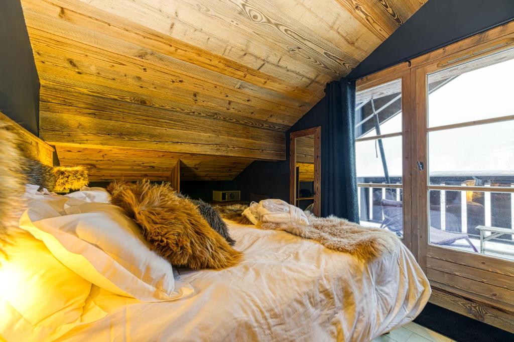 Łóżko lub łóżka w pokoju w obiekcie Appartement style chalet 5* vue Mont-Blanc - Arc 1950