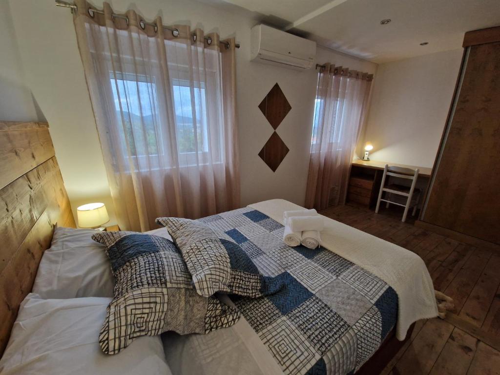 um quarto com uma cama com duas almofadas em Moradia T2 em bairro pitoresco da Covilhã na Covilhã