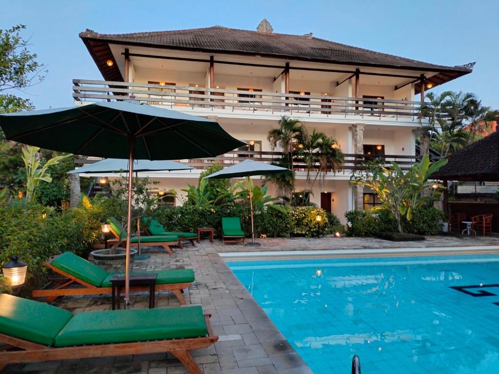 Bazén v ubytování Grand Kumala Hotel - Hotel Kumala Legian Kuta Bali nebo v jeho okolí