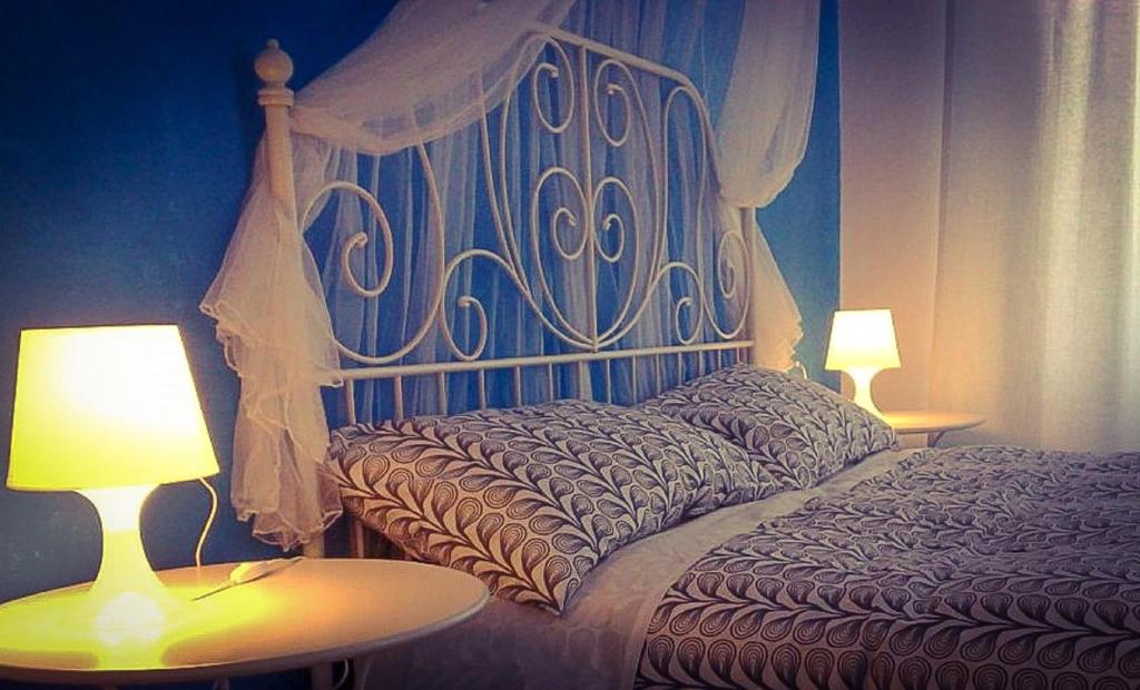 - une chambre avec un lit, deux lampes et une table dans l'établissement B&B Amerigo Vespucci, à Pescara